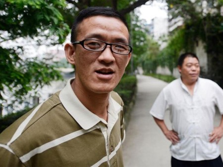 Khuôn mặt cố tình làm biến dạng của anh Tang Shuquan, 43 tuổi có thể khiến trẻ con khóc thét vì sợ nhưng đã giúp anh đạt kỷ lục thế giới là người có khuôn mặt kỳ quặc nhất.