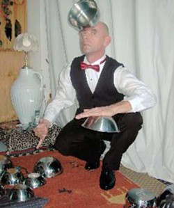 Miroslaw Magola,người Ba Lan, sở hữu khả năng kỳ lạ là dùng năng lượng từ sự vận động trí óc để nâng các đồ vật chung quanh.