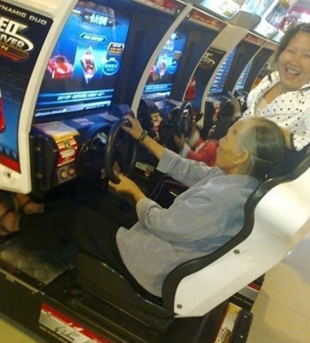 Niềm đam mê tốc độ của cụ bà này thể hiện ở...sở thích chơi game đua xe.