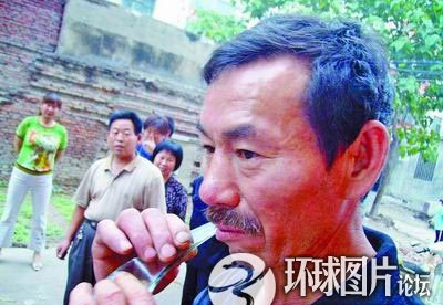Người đàn ông 55 tuổi ở Tây An, Trung Quốc coi thủy tinh, gạch, đồ gốm cũng giống như… đậu phụ trong bữa cơm hàng ngày. Tính đến thời điểm được báo giới Trung Quốc biết đến (tháng 6/2007) thì ông đã duy trì sở thích này được 36 năm mà vẫn bình an vô sự.
