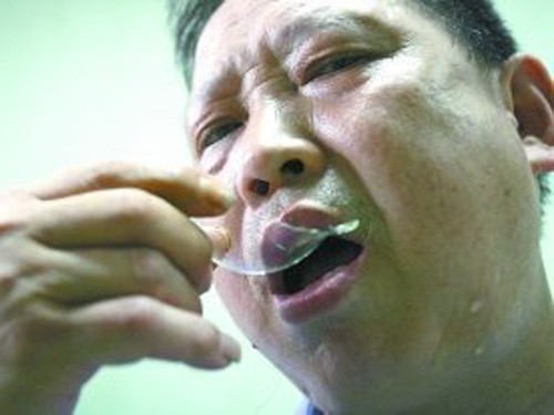 Theo báo Nhân Dân Trung Quốc, ông Vương Hiền Quân, năm nay 54 tuổi, ở huyện Lân Thủy, thành phố Quảng An, tỉnh Tứ Xuyên, đã ăn vài ngàn bóng đèn thủy tinh trong suốt 42 năm qua.