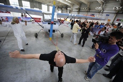 Dong Changsheng đã thực hiện trò mạo hiểm: Dùng mi mắt kéo máy bay tại Trung tâm triển lãm quốc tế Trường Xuân ở tỉnh Cát Lâm.