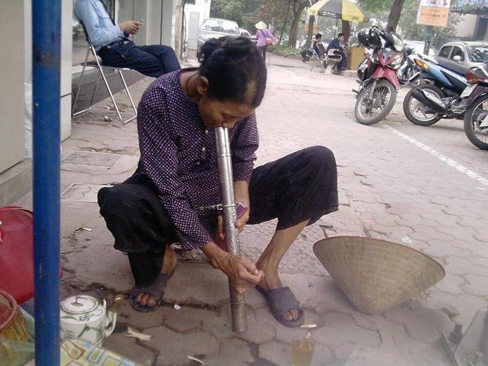Không phải chỉ thanh niên mới ham điếu cày. Hình ảnh rất đỗi bình dị với nhiều người dân Việt Nam.