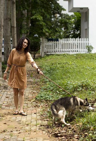 Mới đây, phóng viên đã tình cờ bắt gặp nữ diễn viên, người mẫu Anh Thư mang dép kẹp dẫn chú cún cưng lai sói bát phố trên một con đường vắng ở Q.7 (TP.HCM).