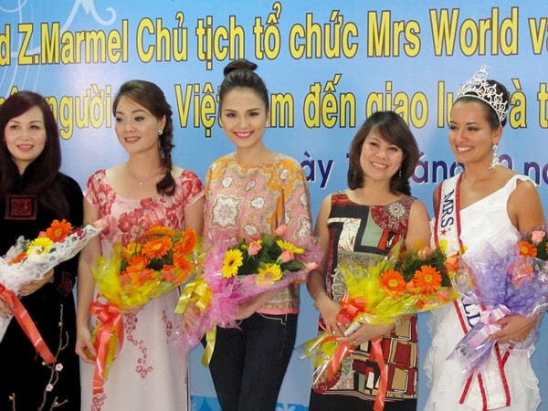 Ngày 11/10, Hoa hậu Diễm Hương trong vai trò Hoa hậu đại sứ từ thiện của Việt Nam đã có buổi gặp gỡ và hỗ trợ cho đương kim Hoa hậu quý bà thế giới 2011 April Lufriu trong thời gian cô ghé thăm và làm việc tại Việt Nam.