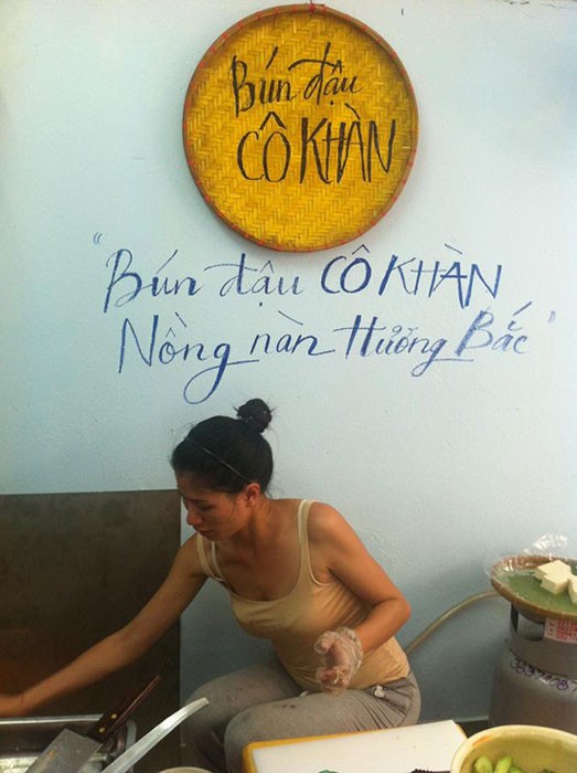 Người mẫu Trang Trần gây bất ngờ với người hâm mộ khi mở quán bún đậu chấm mắm tôm của Hà Nội tại Sài Gòn. Lấy tên quán là Bún đậu cô Khàn, với hương vị đậm chất Hà Nội. Trong ngày khai trương, Trang Trần trực tiếp ngồi vào vị trí "bếp trưởng" để phục vụ khách hàng.