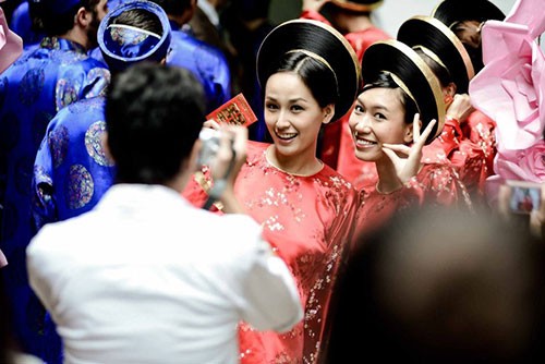 Hoa hậu Mai Phương Thúy và người đẹp Phước Hạnh quậy tưng bừng khi đến bê lễ trong đám hỏi của siêu mẫu Hà Đăng.