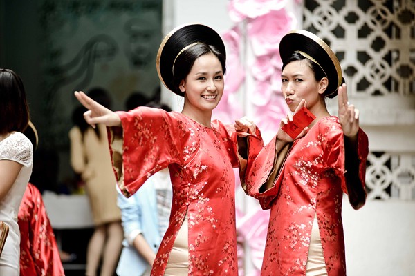 Sau khi kết thúc lễ ăn hỏi, Mai Phương Thúy và Phước Hạnh (top 10 Hoa hậu Việt Nam 2010) cùng nhí nhảnh tạo dáng (Theo Kiến thức)