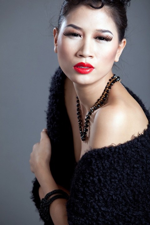 Sau vụ người mẫu Hồng Hà bị bắt vì bán dâm, siêu mẫu Trang Trần phủ kín mặt báo với thái độ vui mừng, không những thế, trên trang cá nhân, Trang Trần tiếp tục bày tỏ sự hả hê với một status dài.