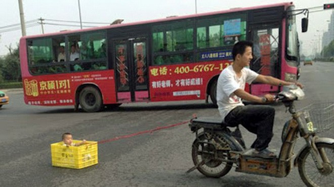 Một bức ảnh chụp cảnh một người đàn ông Trung Quốc đi xe đạp điện kéo theo bé trai không quá 2 tuổi trong một chiếc thùng nhựa đã khiến cư dân mạng nước này phẫn nộ. Bức ảnh, do một người qua đường tại Tây An, tỉnh Thiểm Tây, chụp cho thấy người đàn ông buộc chiếc thùng đựng đứa trẻ bằng một sợi dây thừng mòn vẹt và cũ kỹ. Ông ta ung dung chạy xe trên đường trước ánh nhìn bất bình của nhiều người đi xe buýt ngay sát bên.