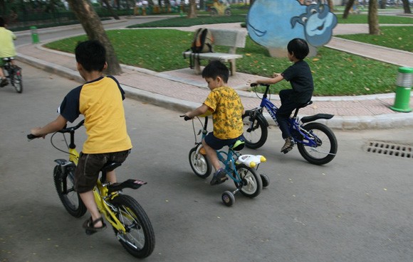 Hằng tuần, cậu bé đều vào công viên để đạp xe với mọi người.