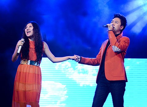 Lê Hiếu và Văn Mai Hương tay trong tay song ca trong chương trình 'Sóng cảm xúc', tối 17/10, tại TP HCM.