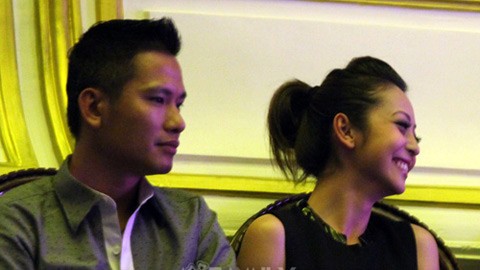 Sau khi chia sẻ chuyện cô và ca sĩ Quang Dũng đã "đường ai nấy đi", vào đầu tháng 5/2011, khán giả bắt gặp Jennifer Phạm đi cùng một chàng trai lạ hoắc trong một chương trình ca nhạc tại Hà Nội.