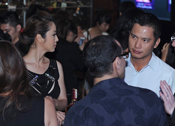 Mới đây nhất, tối qua (17/10), Jennifer Phạm giản dị với đầm ngắn ôm sát màu đen và trang điểm nhẹ nhàng tới dự buổi tiệc kỷ niệm 2 năm của một bar tại Hà Nội. Sự xuất hiện của Hoa hậu châu Á ngay lập tức thu hút được sự chú ý của nhiều quan khách.