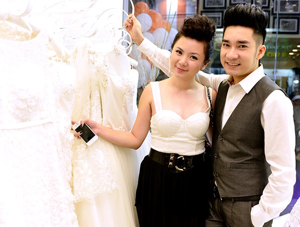 Nam ca sĩ Quang Hà tình tứ cùng người yêu Thu Hà tới dự buổi ra mắt cửa hàng áo cưới của 'đàn em' Zu Hiếu Thuận.