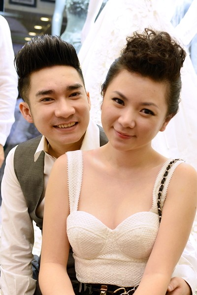 Hai người tranh thủ chọn kiểu áo cưới sẽ mặc khi kết hôn. Chưa tiết lộ thời điểm lên xe hoa nhưng Quang Hà cho biết, hiện tại anh và bạn gái rất hạnh phúc. (Theo Ngôi sao)