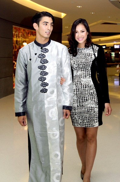 Tối 18/10, Vương Thu Phương ăn mặc thanh lịch, thân mật sánh vai một chàng trai lạ tới dự buổi khai mạc Tuần lễ phim Việt Hàn tại TP HCM.