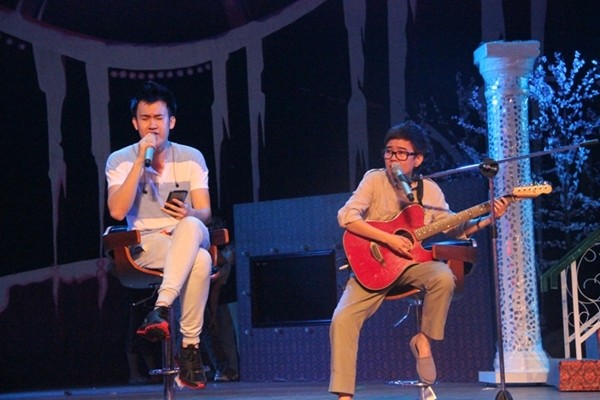 Trong buổi tập luyện lần cuối trước liveshow của Dương Triệu Vũ, mọi người khá bất ngờ khi Phương Uyên, cố vấn âm nhạc của The Voice có mặt tại sân tập và luyện giọng cùng với chủ nhân của liveshow.
