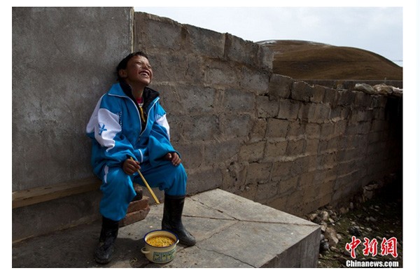 Học sinh ở khu tự trị Yushu Tây Tạng, tỉnh Thanh Hải suốt một thời gian dài ăn trưa chỉ là mì gói, không một góc bàn, một chiếc ghế để đặt tô mì. Các bạn tìm đến với mảnh trời trước sân để qua đi tuổi thơ gian khó.
