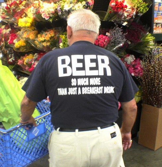Cụ ông thích bia.