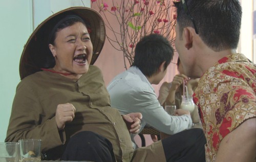 Vân Dung vào vai Bu thằng Bời trong tiểu phẩm hài cùng tên.