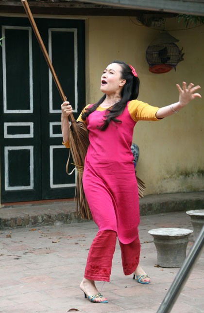 Vào vai 1 cô vợ trẻ với tính cách đỏng đảnh, cách ăn mặc đồng bóng, Vân Dung diễn khá tròn vai của mình trong bộ phim Tết "Tháng củ mật".