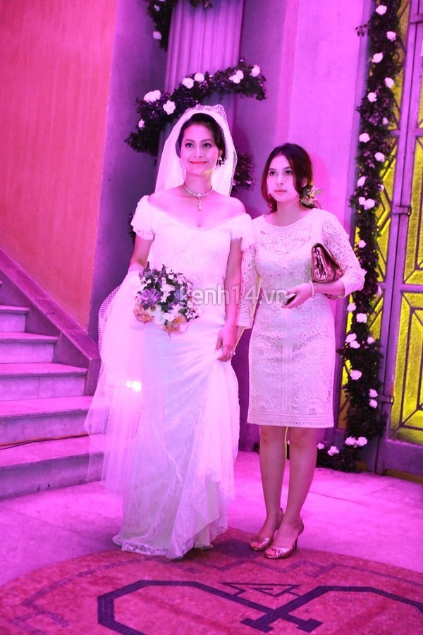 Sau hôn lễ tổ chức ở Quy Nhơn, chiều nay 27/10, tiệc cưới của Hải Yến đã diễn ra. Nữ diễn viên xinh đẹp rạng rỡ trong bộ lễ phục cưới bên cạnh chú rể Calvin Tài Lâm.