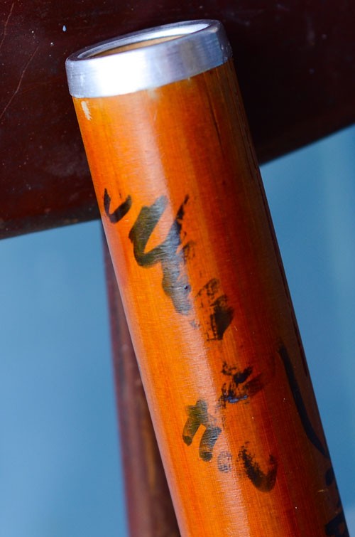 Chiếc điếu cày này có đầy đủ chữ ký của vợ chồng Bằng Kiều -Trizzie Phương Trinh và diva Hồng Nhung.