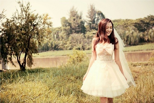 Váy công chúa bồng bềnh, khăn voan trắng muốt làm nổi bật vẻ đẹp trong sáng của cô nàng.