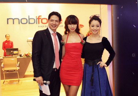 Cựu người mẫu Bình Minh dẫn hai người đẹp Hà Anh và Jennifer Phạm vào tham dự khai trương một cửa hàng kiểu mẫu concept store của một nhà mạng viễn thông tại Trung tâm thương mại Vincom A (TP.HCM).