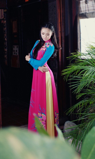 Trong loạt hình mới, Lê Nhã Uyên diện nhiều mẫu áo dài của nhà thiết kế Minh Châu. Cô khoe nét đẹp đằm thắm, u hoài trong khung cảnh tĩnh lặng của ngôi nhà cổ.
