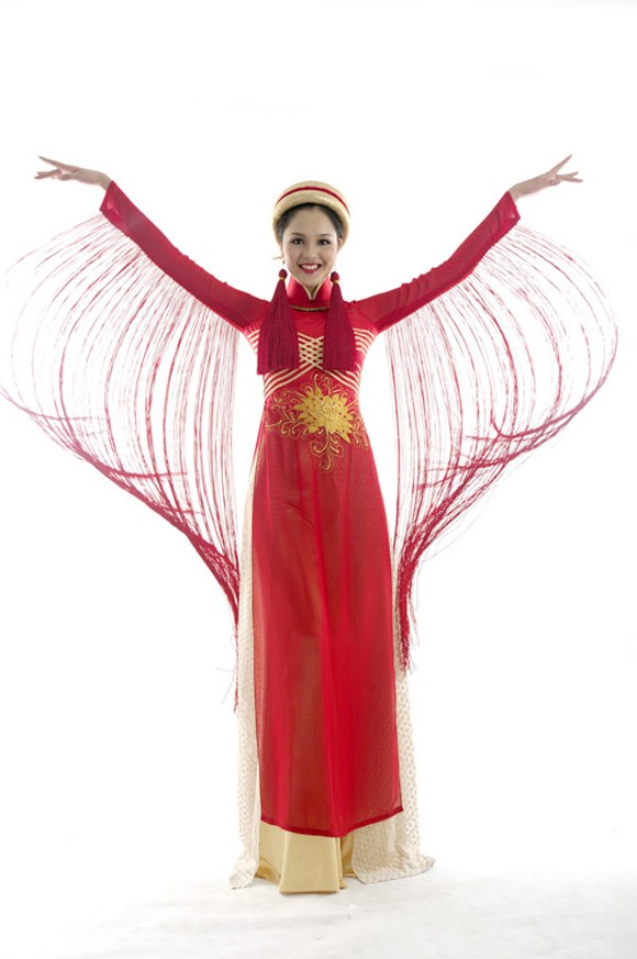 Á hậu Hoàng Anh đã chính thức lên đường sang Philippines để tham gia cuộc thi Hoa hậu Trái đất 2012. Trang phục truyền thống mà đại diện Việt Nam lựa chọn đi "chinh chiến" chính là bộ áo dài có tên sen Việt của nhà thiết Võ Việt Chung.