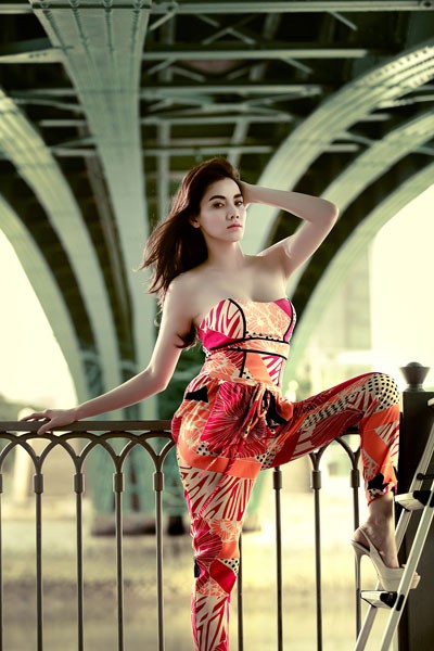 Để thể hiện một bộ sưu tập thời trang của nhà thiết kế Sơn Collection, người mẫu Trang Nhung cùng êkíp không ngại chui xuống gầm một cây cầu lớn ở TP HCM tìm bối cảnh lạ.