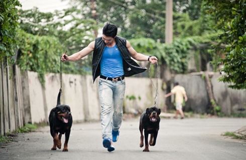Chàng siêu mẫu sinh năm 1991 Trương Nam Thành thể hiện tình yêu động vật trong bộ ảnh thực hiện trước khi lên đường tham dự Mr. World.