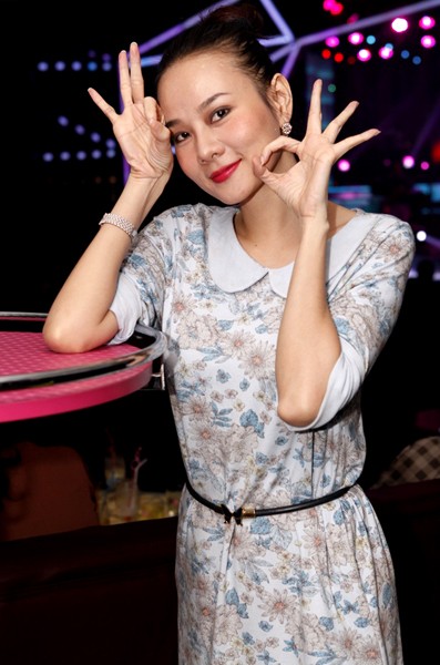 Tối 4/11, Dương Yến Ngọc diện váy kiểu vintage trang nhã đi xem ca nhạc. Ở tuổi 33, bà mẹ một con vẫn xinh tươi, nhí nhảnh như thiếu nữ.