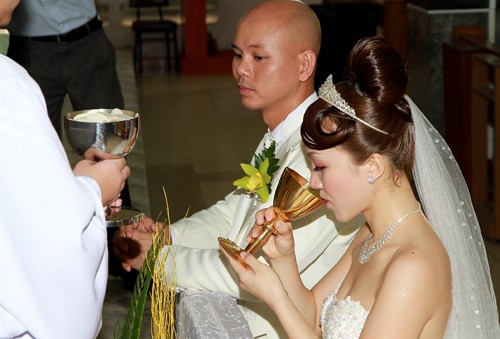 Trước đó, vào buổi sáng, cô dâu, chú rể Phan Đinh Tùng - Thái Ngọc Bích và gia đình hai bên đã tới nhà thờ làm lễ. Phan Đnh Tùng theo đạo Thiên Chúa nên đây là nghi thức không thể thiếu trong đám cưới.