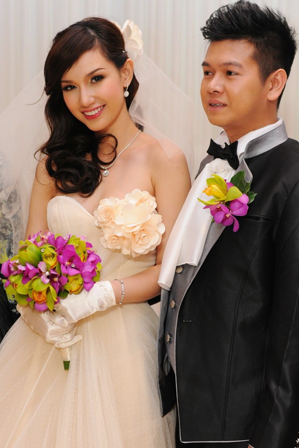 Ngày 19/2, tiệc cưới của hotgirl Quỳnh Chi diễn ra tại hai nhà của cô dâu, chú rể ở TP HCM và Cần Thơ. Lễ đón dâu tại nhà Quỳnh Chi được trang hoàng theo tông màu đỏ, hồng tươi sáng.