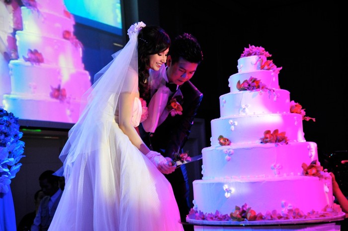 Tối 19/2, tiệc cưới nữ MC của kênh MTV Việt Nam đã diễn ra trong không khí ấm áp tại khách sạn White Palace, TP.HCM. Quỳnh Chi đã chính thức bước vào cuộc sống hôn nhân cùng Văn Chương.