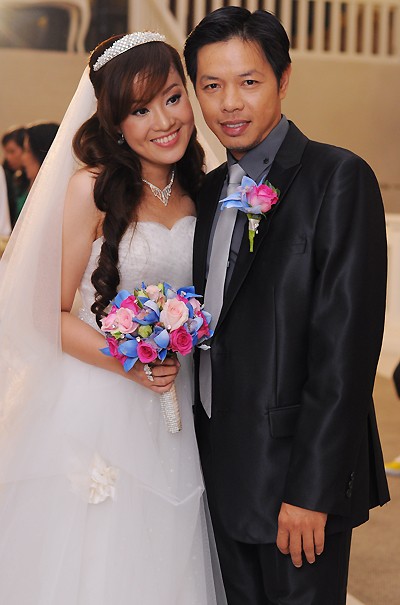 Tối 21/2, nam diễn viên Thái Hòa có lễ cưới đầm ấm với cô dâu xinh đẹp Hồng Thu, người sát cánh bên anh hơn 4 năm qua. Sau nhiều thăng trầm trong chuyện tình cảm, 'Hội' của 'Để Mai tính' tìm được bến đỗ bình yên.