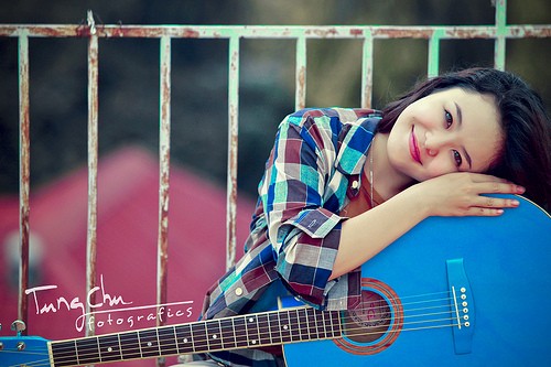 Hình ảnh một thiếu nữ ôm đàn, hát khiến dân mạng thích thú. Ảnh: Tùng Chu
