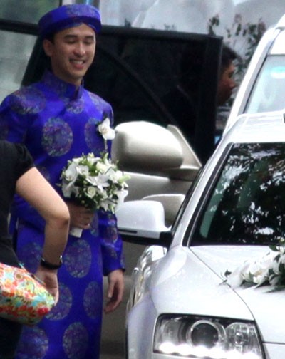 Chú rể Louis Nguyễn trong trang phục áo dài khăn đóng truyền thống.
