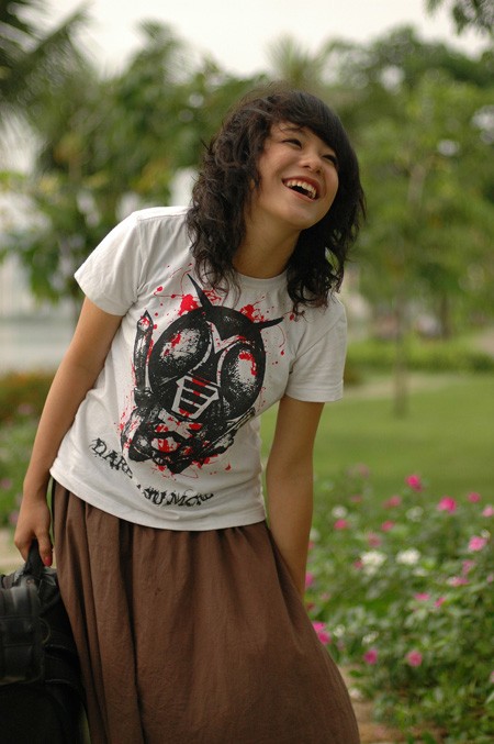 Cô bé 17 tuổi Thái Trinh và nụ cười tươi tắn, tinh nghịch thời áo trắng.