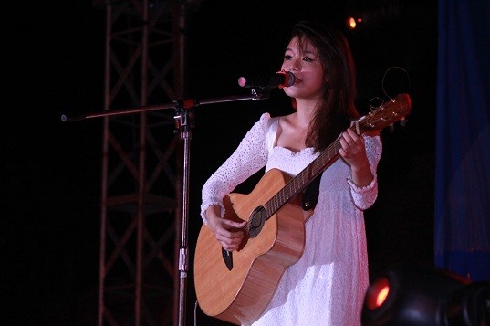 Thái Trinh cũng xuất hiện với cây đàn guitar quen thuộc.