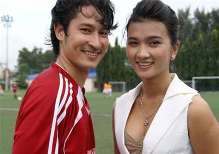 Năm 2010, Kim Tuyến bị Hoàng Anh (vợ cũ Huy Khánh) tố giựt chồng. Cô một mực phủ nhận mình là người phá vỡ hạnh phúc gia đình nam diễn viên đào hoa này mặc cho những bức hình thân mật giữa 2 người liên tục bị đăng tải.