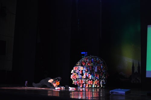 Thí sinh Đoàn Thị Minh Hoàn trên sân khấu Vietnam Got Talent đêm thi đầu tiên.