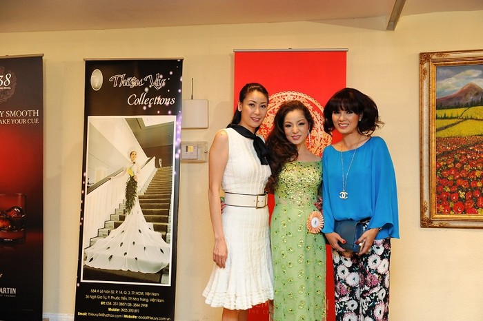 Thúy Nga chụp hình lưu niệm cùng Hoa hậu Hà Kiều Anh (trái) và người thân.