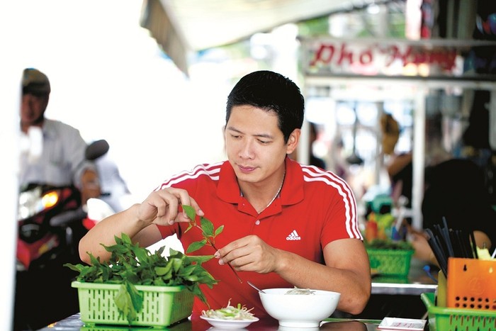 Anh chàng diễn viên kiêm người mẫu điển trai Bình Minh cũng "la cà" quán xá.