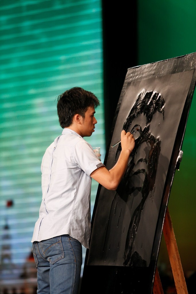 Hồng Minh say sưa bên tác phẩm của mình.