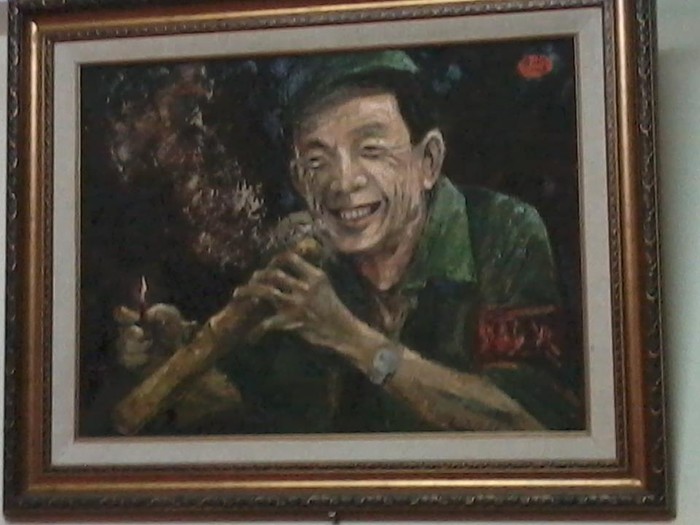 Bức tranh chân dung nghệ sỹ Văn Hiệp treo trong nhà cố nghệ sỹ. Ảnh: Nguyễn Mùi.