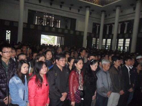 Rất đông đảo người hâm mộ cũng tới đưa tiễn "trưởng thôn" Văn Hiệp.